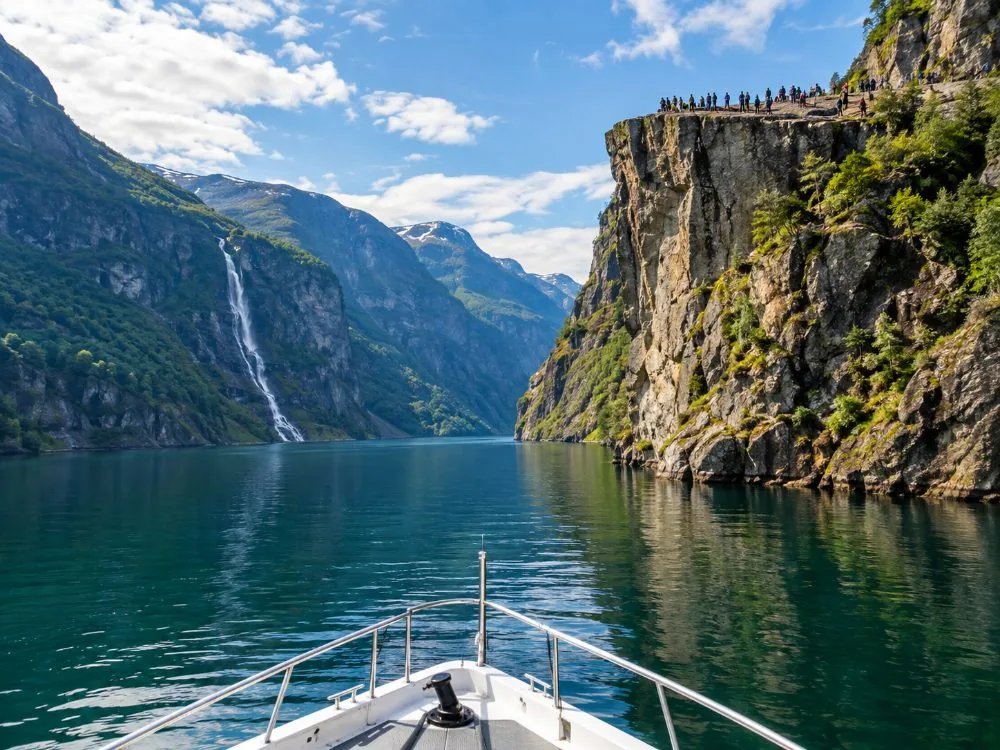 Stavanger: Lysefjorden Cruise and Preikestolen Hike